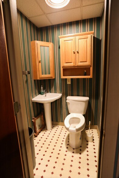 More Photos Of 185 Columbia St, Adams Flex For Lease