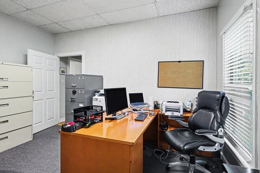 More Photos Of 8407 Richmond Hwy, Alexandria Storefront For Sale