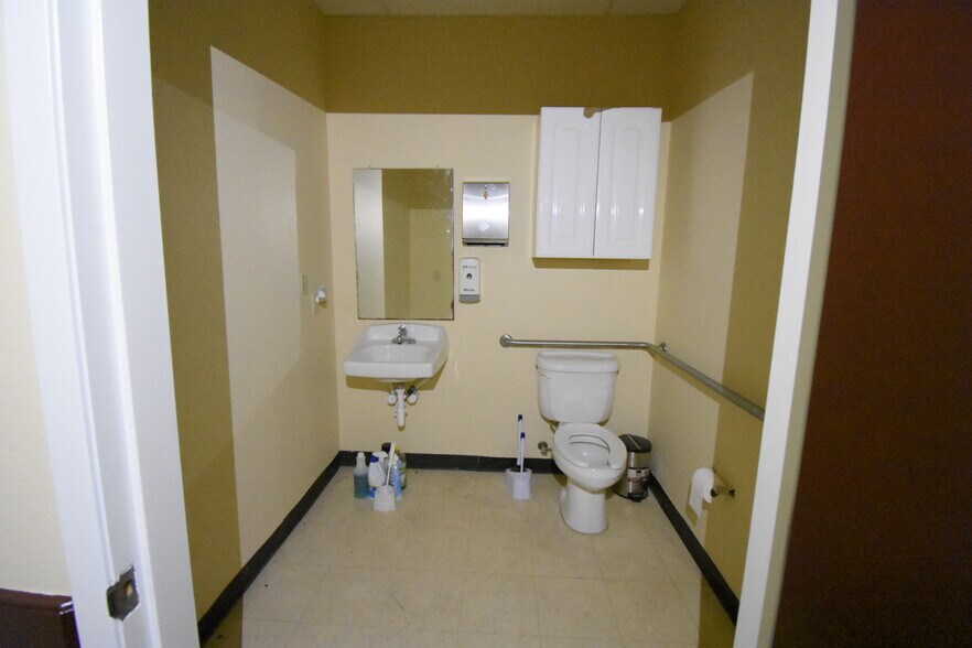 More Photos Of 10407 W Fairmont Pky, La Porte Medical For Lease