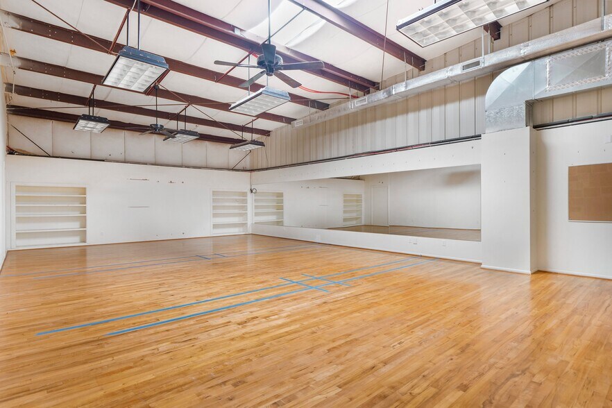 More Photos Of 1 Mariner Dr, Southampton Warehouse For Lease