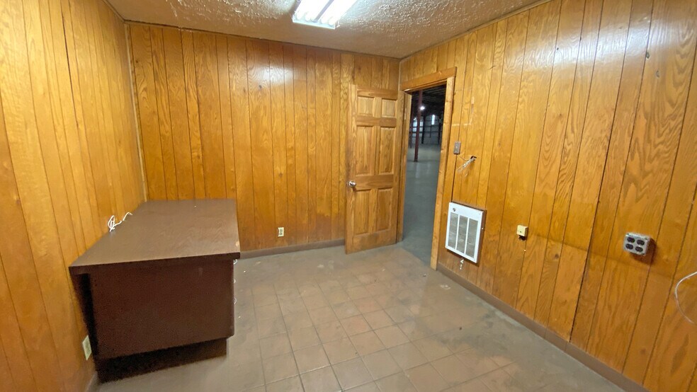 More Photos Of 1201 Crutcher St, Springdale Warehouse For Lease