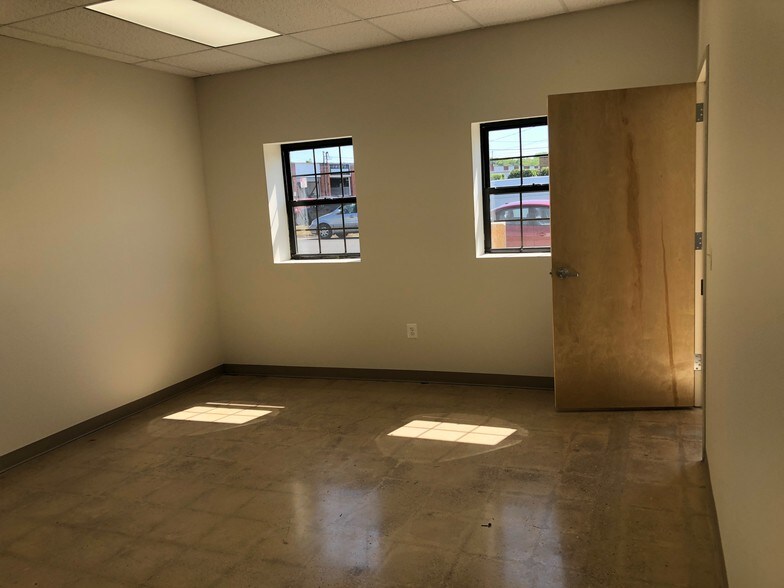 More Photos Of 40 Brook Ave, Deer Park Warehouse For Lease