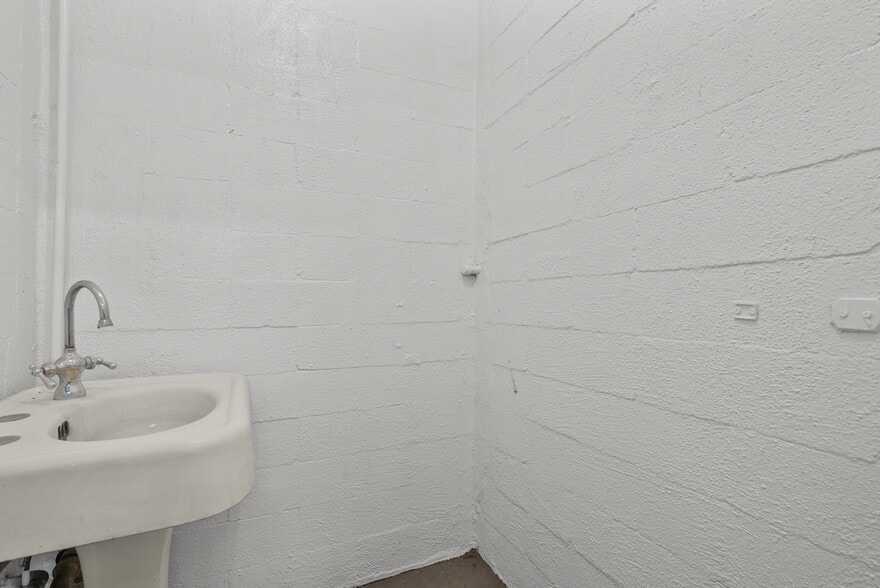 More Photos Of 550 Highway 46, Wasco Warehouse For Sale