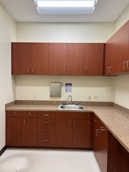 More Photos Of 40107 Highway 27, Davenport Medical For Lease