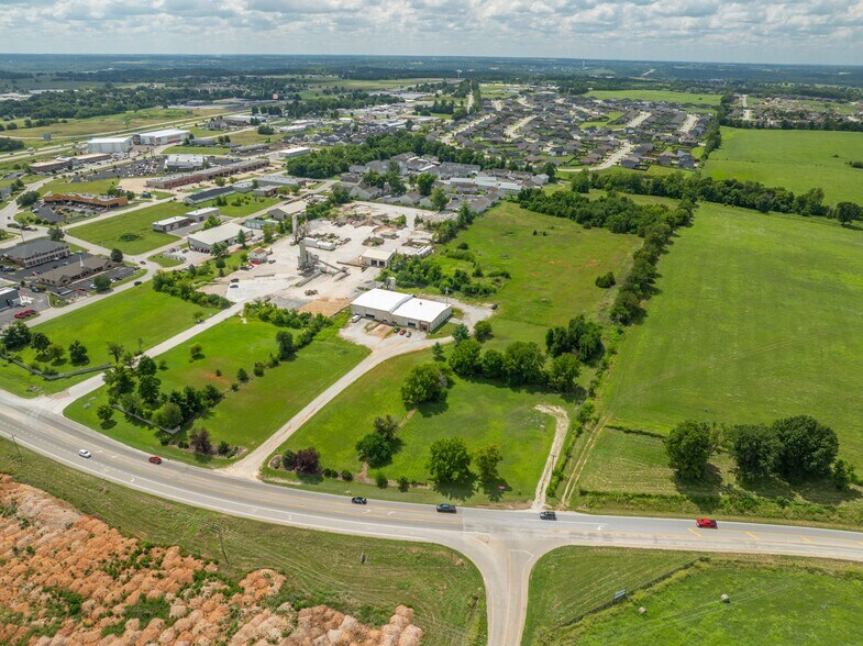 More Photos Of 2420 W State Highway CC, Ozark Warehouse For Sale