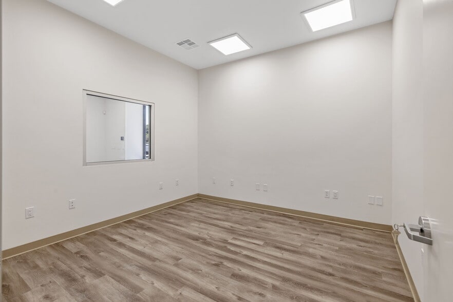 More Photos Of 8246 W Mineral King Ave, Visalia Warehouse For Lease