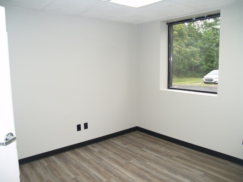 More Photos Of 727 E Turkeyfoot Lake, Akron Light Distribution For Lease