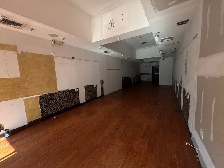 More Photos Of 9-11 Bond St, Great Neck Storefront For Lease