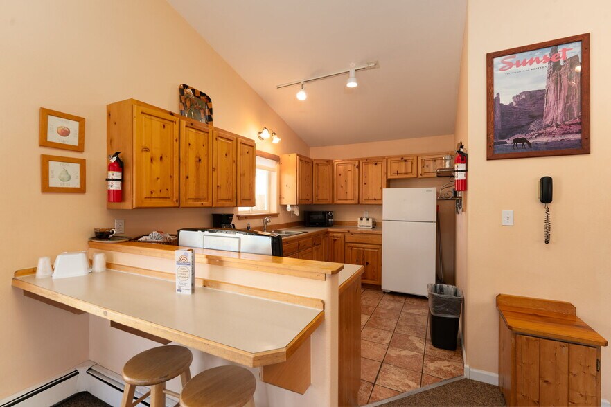 More Photos Of 1624 E Main St, Montrose Hotel For Sale