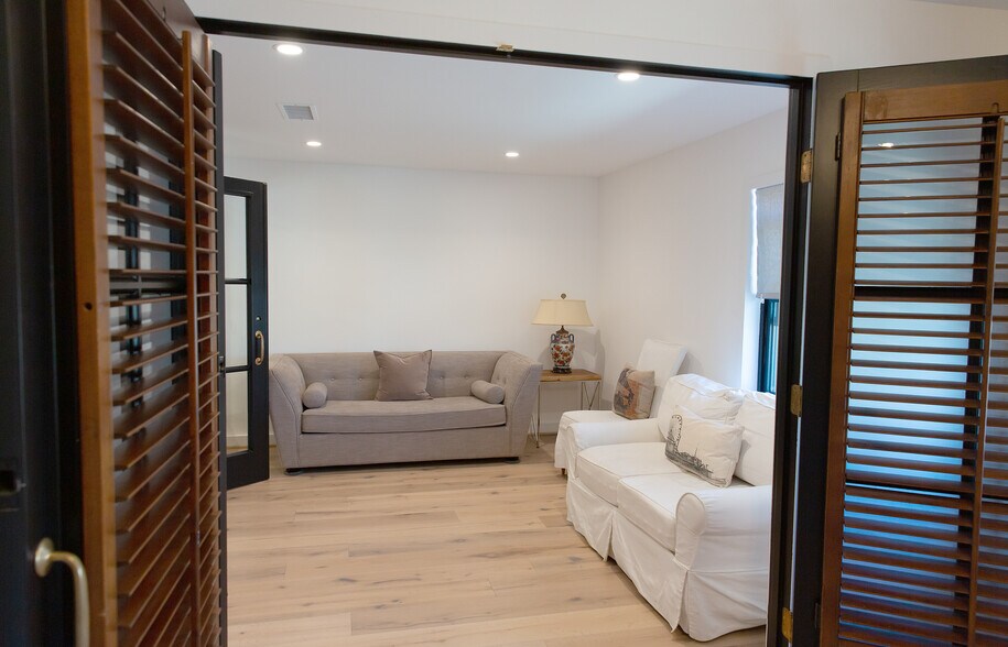 More Photos Of 511 E Balboa Blvd, Newport Beach Storefront Retail Residential For Sale