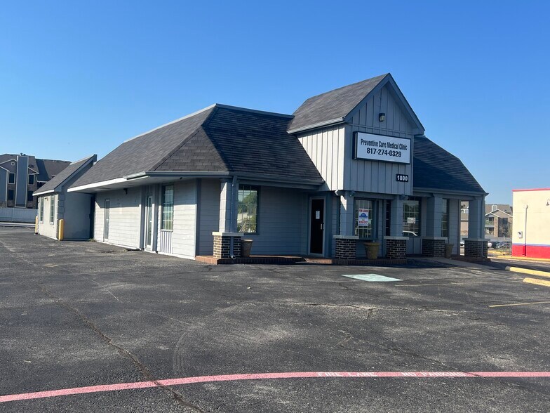 Primary Photo Of 1800 W Pioneer Pky, Arlington Medical For Lease