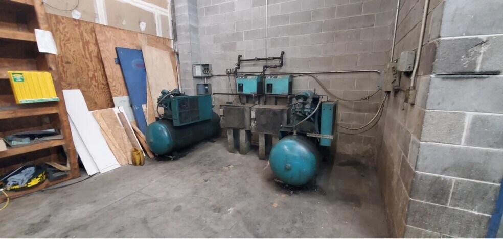 More Photos Of 2960 Knoxville Center Dr, Knoxville Freestanding For Lease