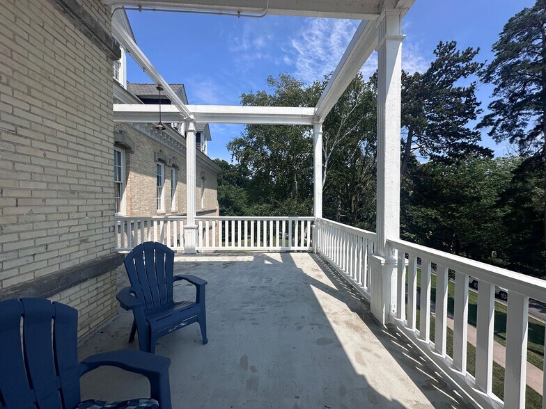 More Photos Of 830 Cottageview Dr, Traverse City Loft Creative Space For Sale