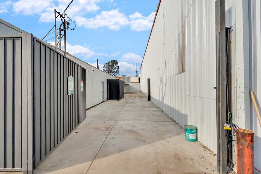 More Photos Of 23045 Drayton St, Santa Clarita Warehouse For Sale