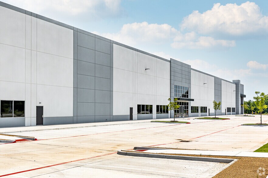 More Photos Of 920 S Western Blvd, Denton Warehouse For Lease