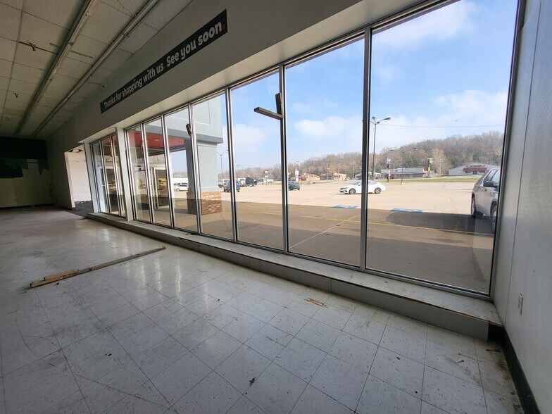 More Photos Of 1090 S Neosho Blvd, Neosho Unknown For Lease