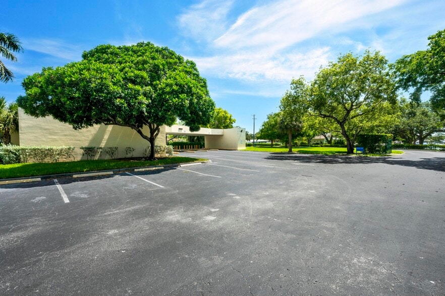 More Photos Of 4820 N Federal Hwy, Lighthouse Point Bank For Sale
