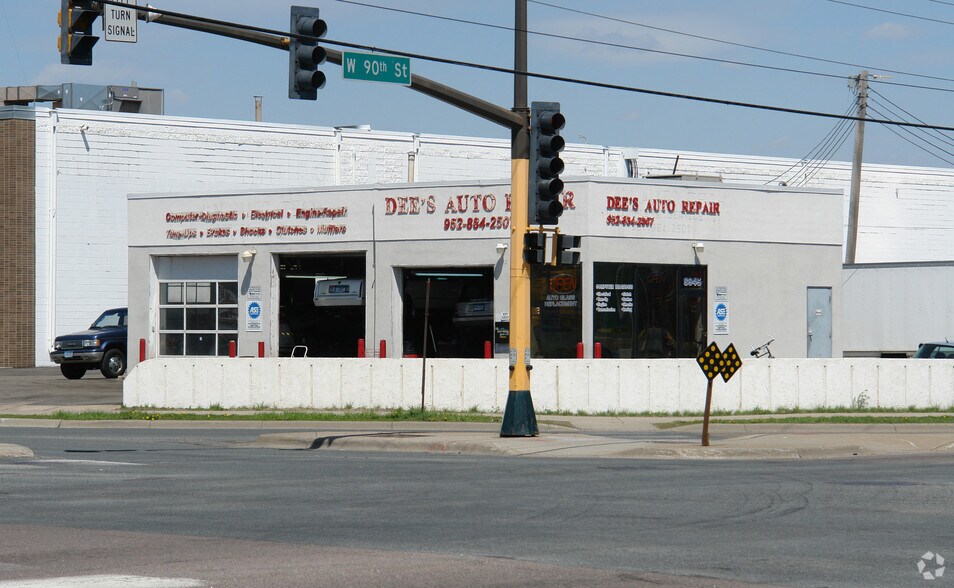 More Photos Of 8945 Lyndale Ave S, Bloomington Auto Repair For Sale