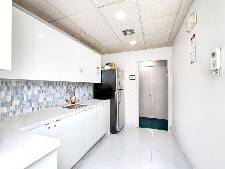 More Photos Of 7880 N University Dr, Tamarac Office Residential For Lease