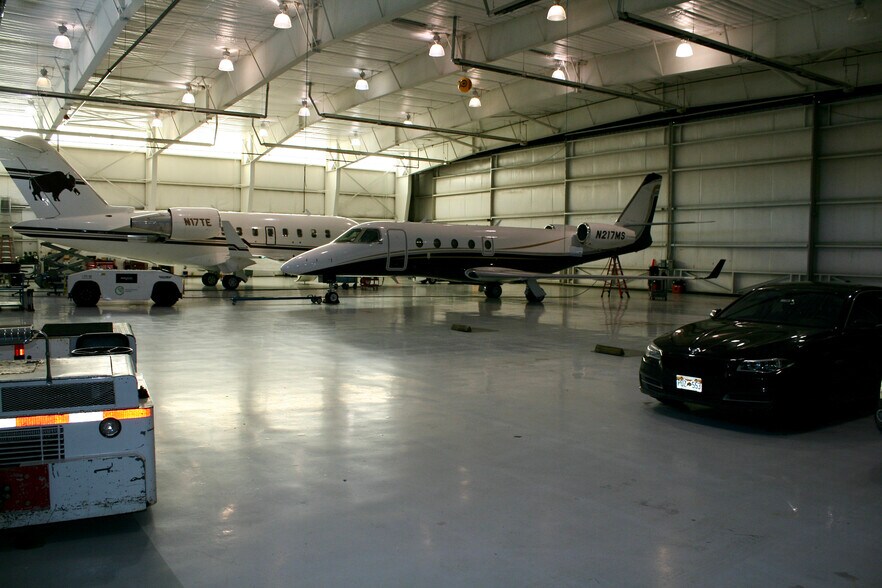 More Photos Of 7761 S Peoria St, Englewood Airplane Hangar For Lease