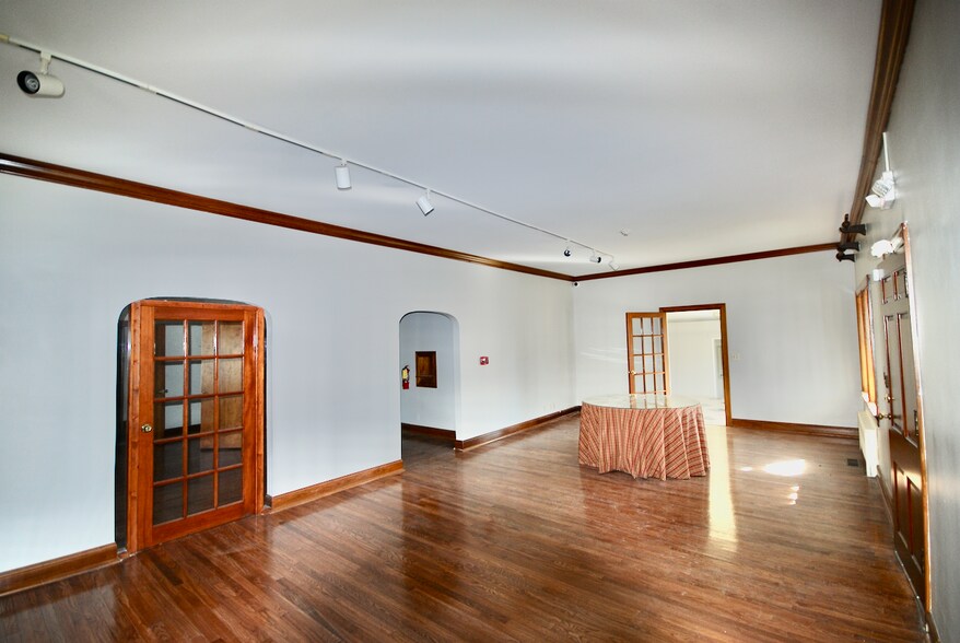 More Photos Of 1651 Hollywood Dr, Jackson Office For Sale