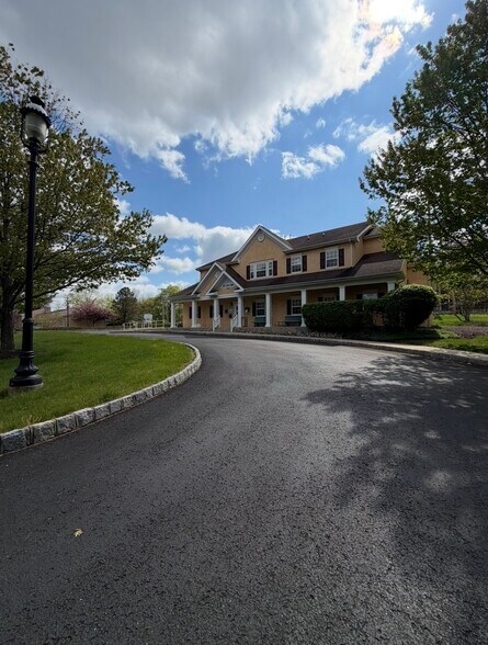 More Photos Of 66 Buck Rd, Southampton Medical For Lease