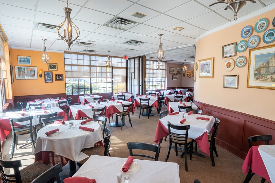 Primary Photo Of 186 Main St, Norwalk Restaurant For Lease