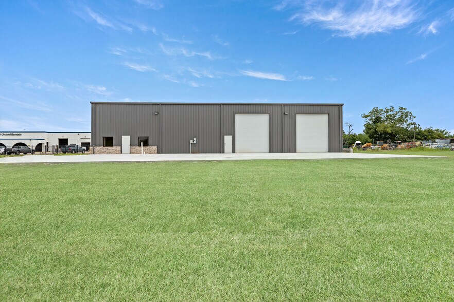 Primary Photo Of 1750 Cardinal dr, Beaumont Flex For Sale
