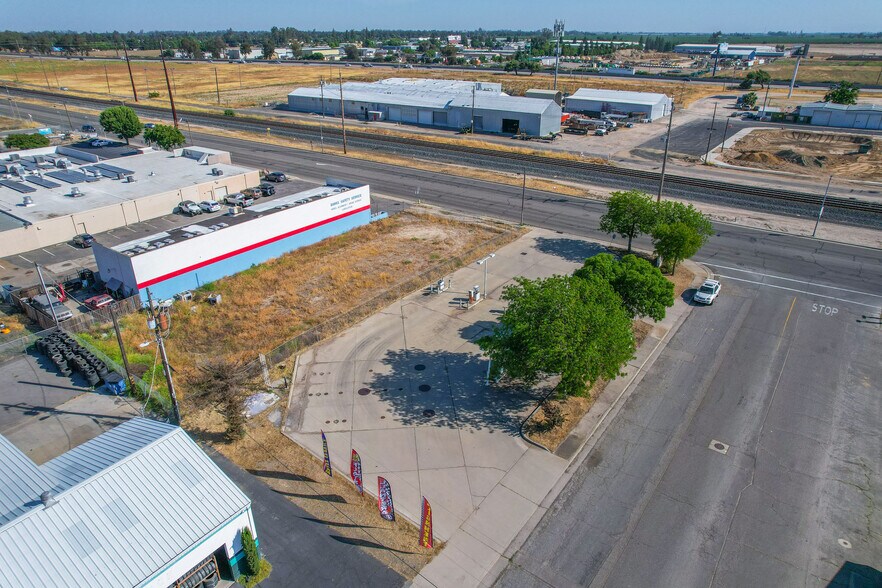 Primary Photo Of 695 Atwater Blvd, Atwater General Retail For Sale