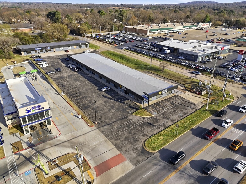 More Photos Of 3416-3422 N College Ave, Fayetteville Unknown For Lease
