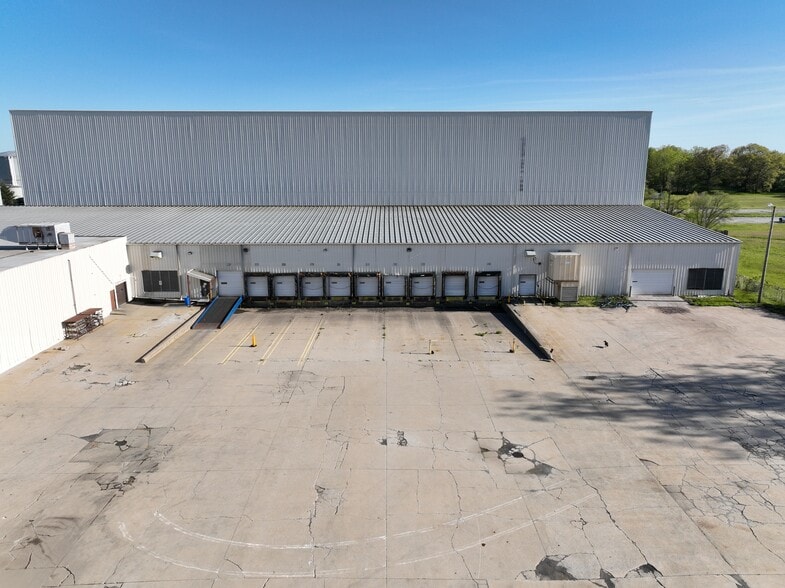 More Photos Of 1255 Oak St, Elkhart Manufacturing For Sale