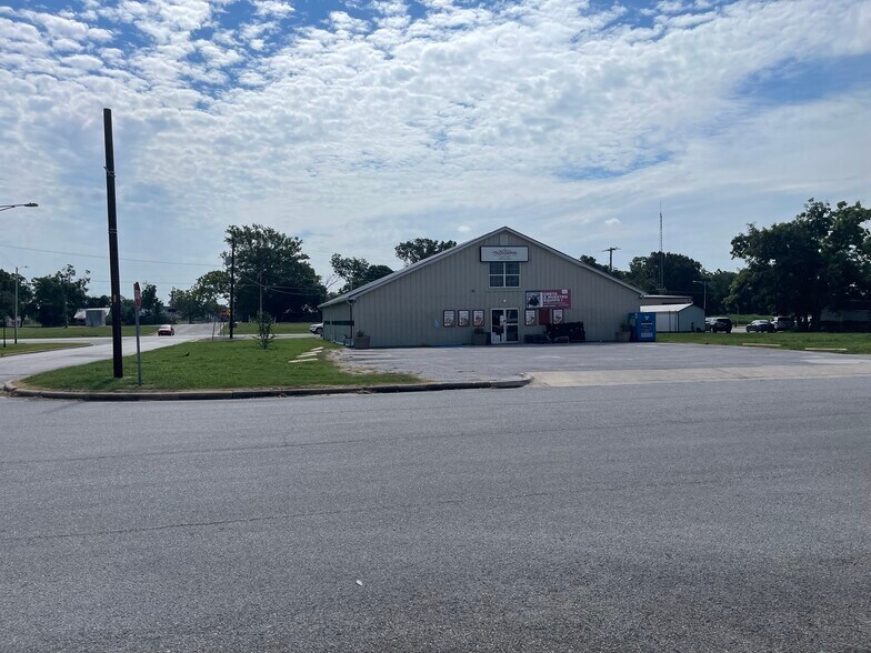 More Photos Of 1006 12th St, Hempstead Restaurant For Lease