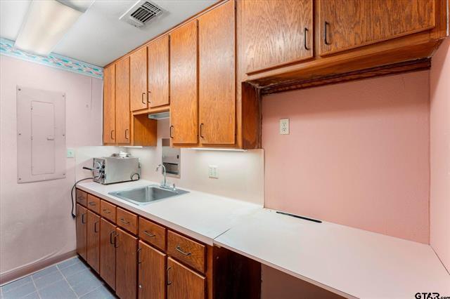 More Photos Of 2005 N Jefferson Ave, Mount Pleasant Medical For Sale