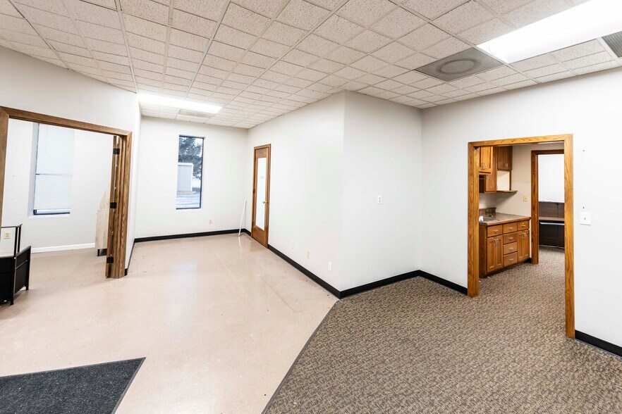 More Photos Of 1119 N 42nd St, Grand Forks Office For Lease