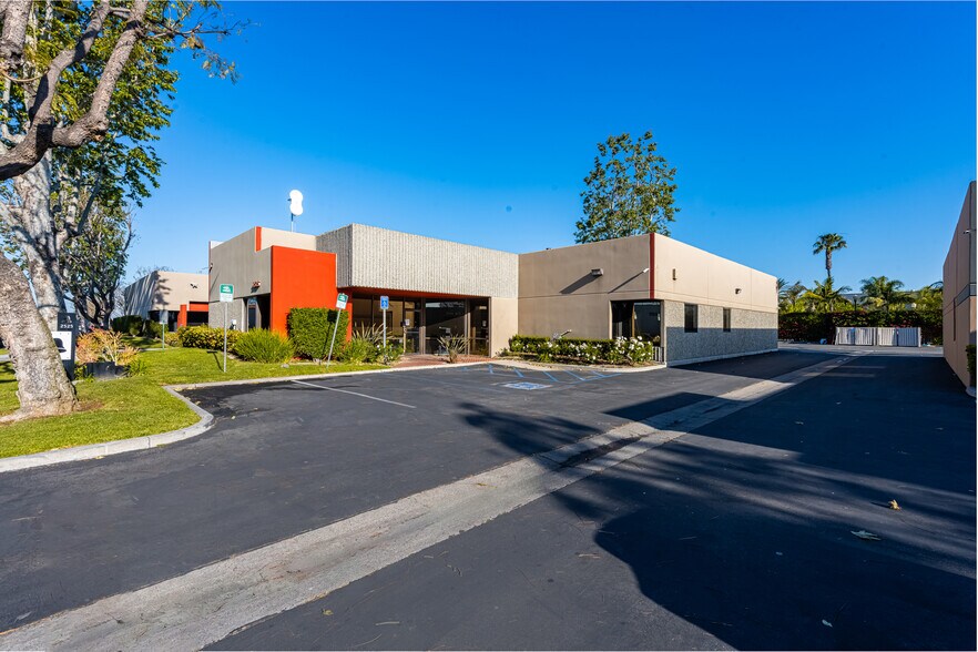 More Photos Of 2525 W Woodland Dr, Anaheim Light Distribution For Lease