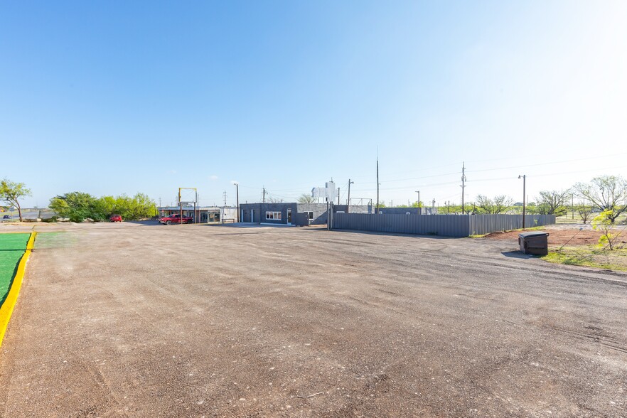 More Photos Of 769 Arnold Blvd, Abilene Flex For Sale