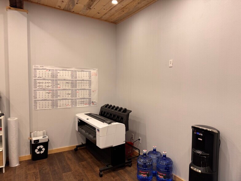 More Photos Of 7522-7524 SE 52nd Ave, Portland Light Distribution For Sale