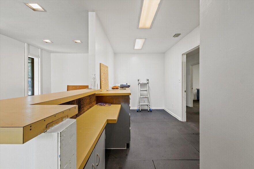 More Photos Of 1355 E Lafayette St, Tallahassee Veterinarian Kennel For Sale