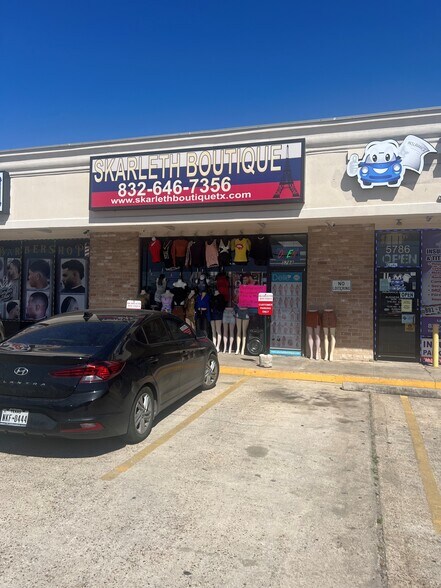 More Photos Of 5788 Bingle Rd, Houston Storefront For Lease