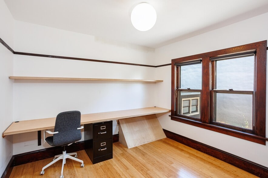 More Photos Of 2105 SE Ochoco St, Portland Office For Sale