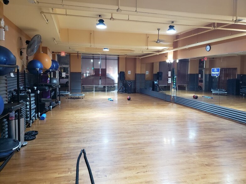 More Photos Of 18 Oliver St, Newark Office For Lease