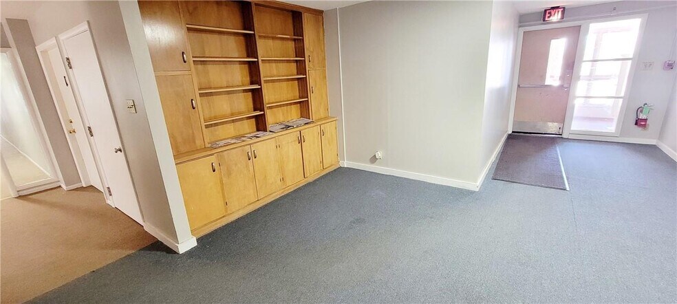 More Photos Of 600 E Mary St, Yates Center Apartments For Sale