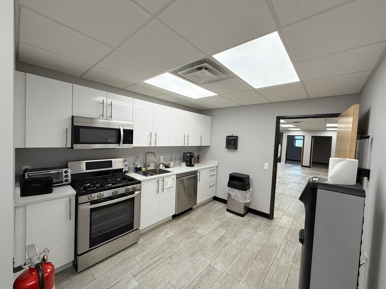 More Photos Of 28975 Grand River Ave, Farmington Hills Auto Dealership For Sale