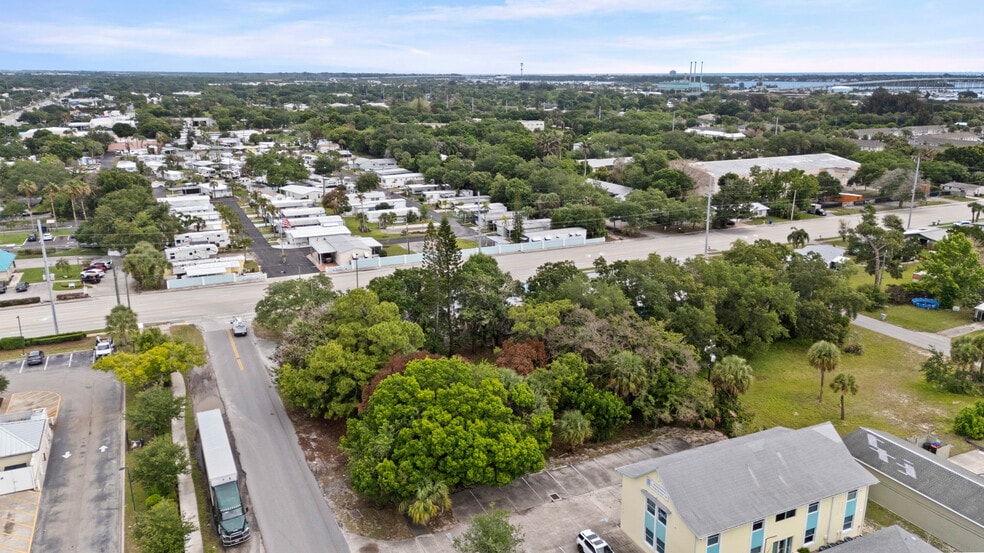 More Photos Of 725 12th St, Vero Beach Auto Repair For Sale