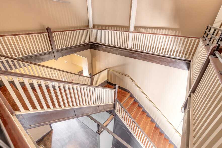 More Photos Of 230 S Beach St, Daytona Beach Storefront For Lease