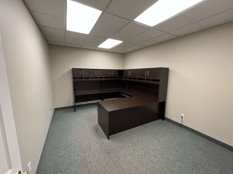 More Photos Of 12 Market Sq, Napanee Office For Sale