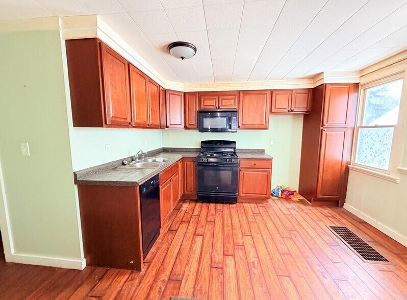 More Photos Of 87 Lake St, Hamburg General Retail For Sale