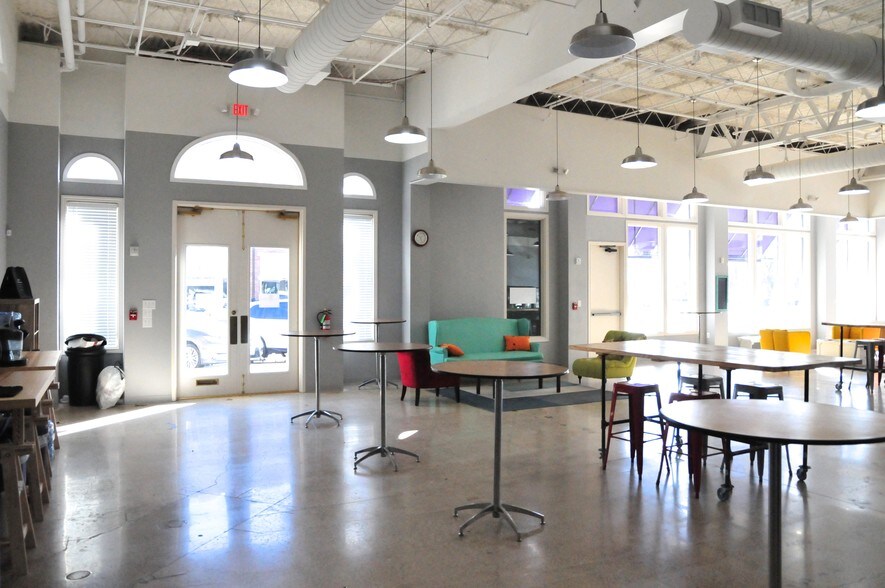 More Photos Of 600 Parker Sq, Flower Mound Storefront Retail Office For Lease