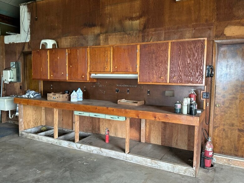 More Photos Of 907 N Hemlock St, Le Roy Warehouse For Sale