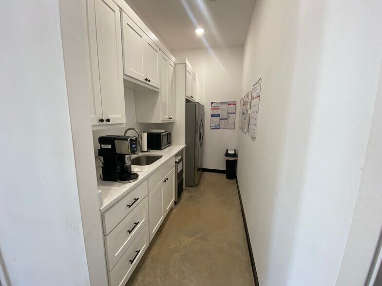 More Photos Of 87 W Colt Square Dr, Fayetteville Office Residential For Lease
